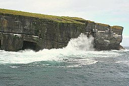 Vista delle scogliere, in mezzo alla tempesta