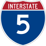 Vägmärke för Interstate 5 (I-5) som går ungefär parallellt med USA:s västkust.