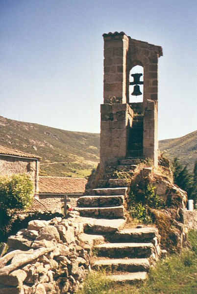 File:IGLESIA DE NAVALSAUZ.jpg