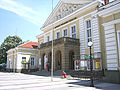 Ямболда «Ризалыҡ» китапханаһы, унда шулай уҡ «Невен Коканов» драма театры урынлашҡан. Авторы: Эмиль Манчев.