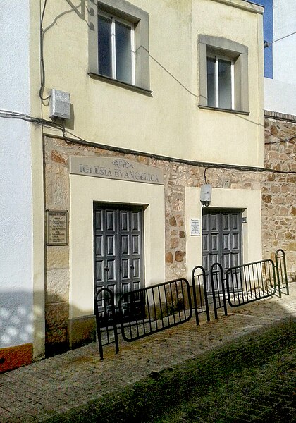 File:Iglesia evangélica calle Cambroneras Linares (2a).jpg
