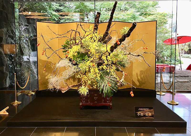 File:Ikebana exhibition at Meguro Gajoen 2018 01.jpg