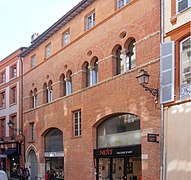 no 15 : façade sur rue de la maison romano-gothique.