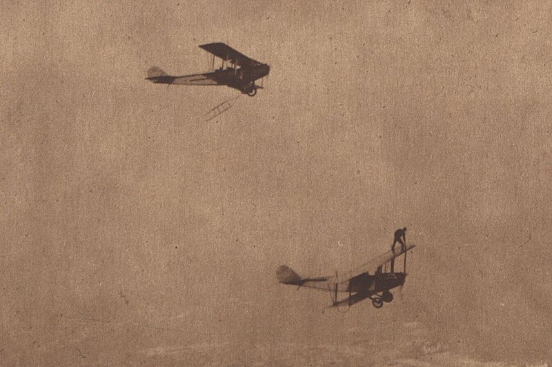 File:In Atlantic City Ormer Locklear of Locklear's Flying Circus clings to one plane waiting for a 2nd plane trailing a rope ladder.jpg