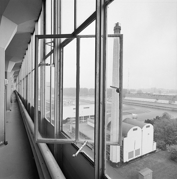 File:Interieur, tabaksfabriek, zesde verdieping, vliesgevel, staalkozijn met draairaam (origineel hang- en sluitwerk) - Rotterdam - 20002443 - RCE.jpg