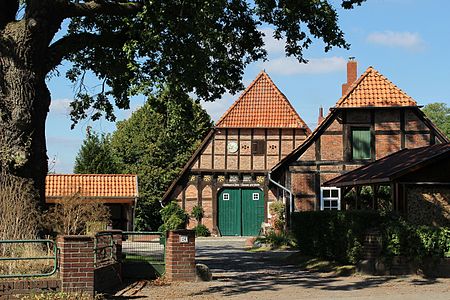 37. Platz: Puusterke mit Isernhagen K.B., Dorfstr. 24ː Dieses Haus ist ein Baudenkmal. Die Hofeinfahrt wird von einer Stieleiche beschattet, die als Naturdenkmal ND-H 251 geführt wird.