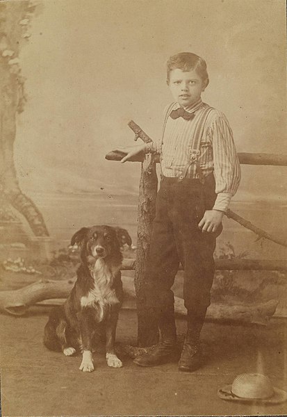 File:Jack London with his dog, Rollo JLP 452 Alb. 14.01717.jpg