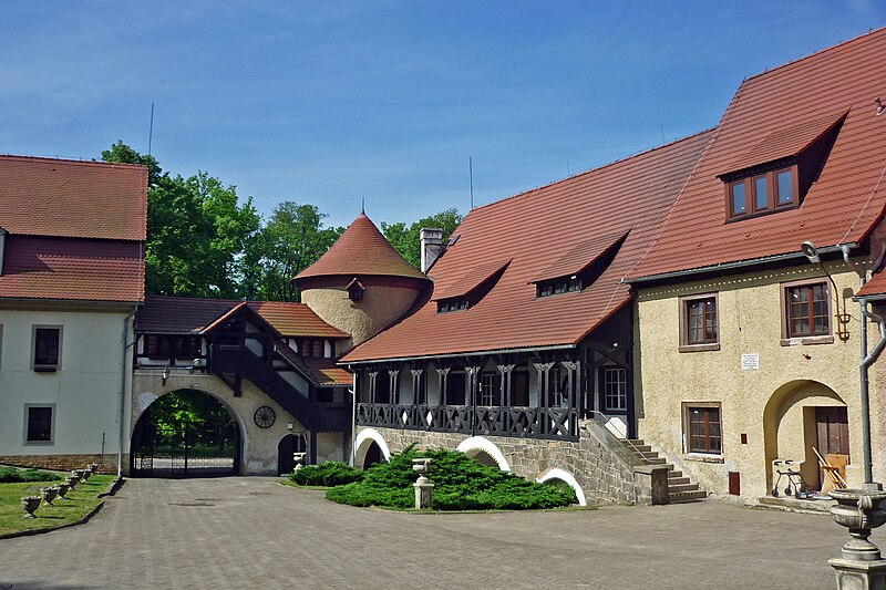 File:Janowice Wielkie, dziedziniec pałacu (Janowitz-Schloss-2).jpg