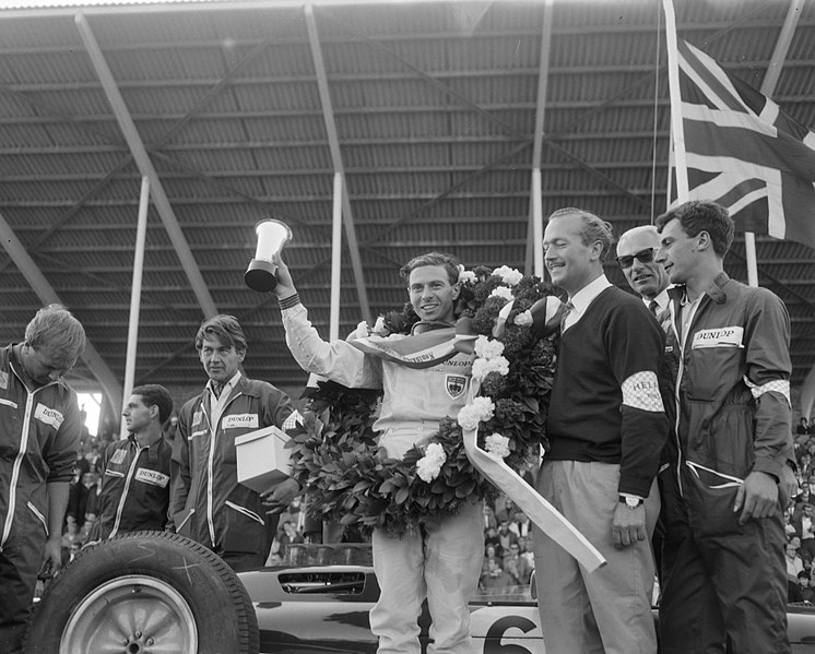 File:Jim Clark winnaar Grote Prijs van Nederland in 1963 Met krans en beker Jim Cla, Bestanddeelnr 915-2894.jpg