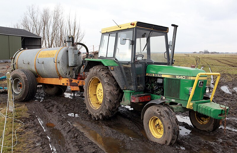 File:John Deere 1640, Veenhuis slurry trailer.jpg