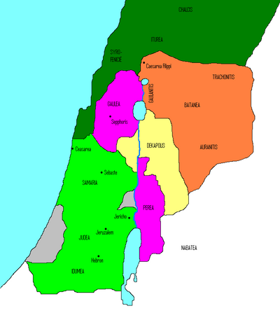 De verdeling van het koninkrijk van Herodes: Groen Herodes Archelaüs, paars Herodes Antipas; rood Filippus de tetrarch. In het zilverkleurige gebied regeerde tot 10 een zuster van Herodes, daarna werd dit gebied bij Judea gevoegd.