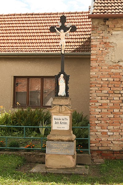 File:Kříž na křižovatce, Jiříkovice.jpg