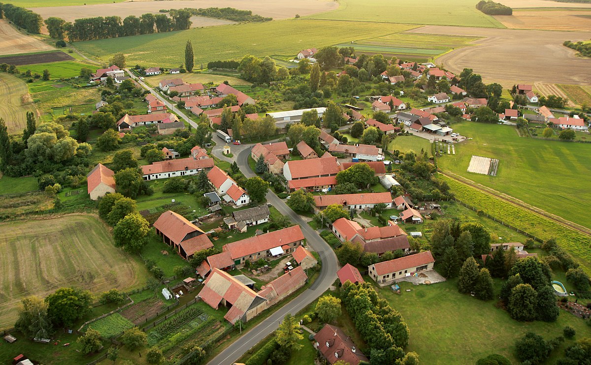 Village look. Город Жатец в Чехии фото. Agriculture in the Czech Republic.