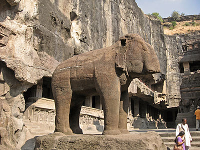 Éléphant sculpté dans la roche.