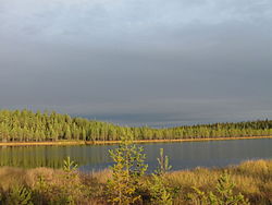 Näkymä järven itärannalta länteen