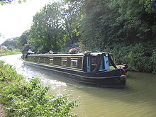 Zwei Narrowboats als Freizeitboote auf dem Kanal