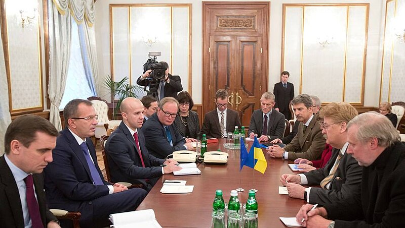 File:Klyuyev i delegatsiya Evroparlamenta.jpg
