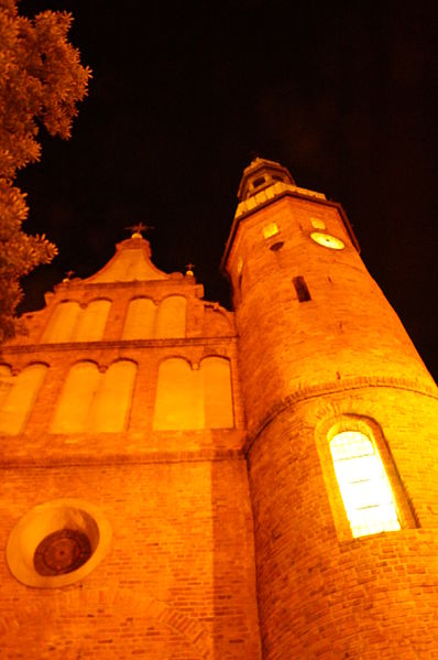 File:Kościół klarysek nocą.JPG