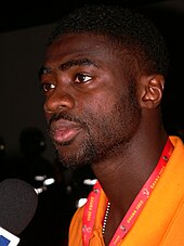 Kolo Toure évince Keown de sa place de titulaire lors de la saison 2003-2004.