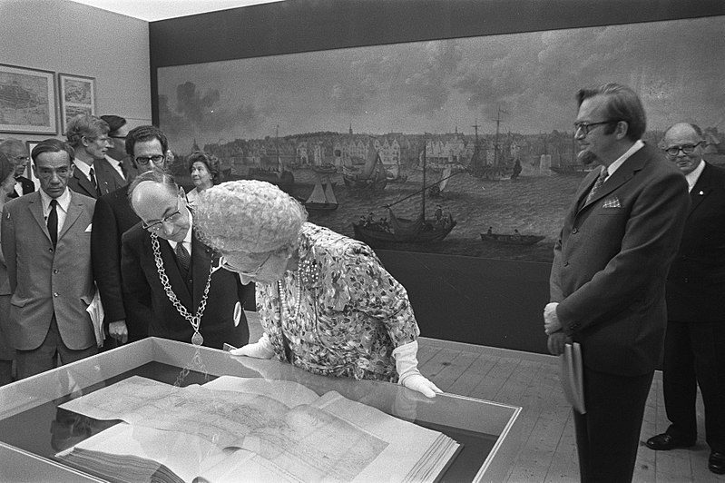 File:Koningin Juliana in Dordrecht i.v.m. de 400-ste herdenking van de eerste vrije S, Bestanddeelnr 925-6987.jpg