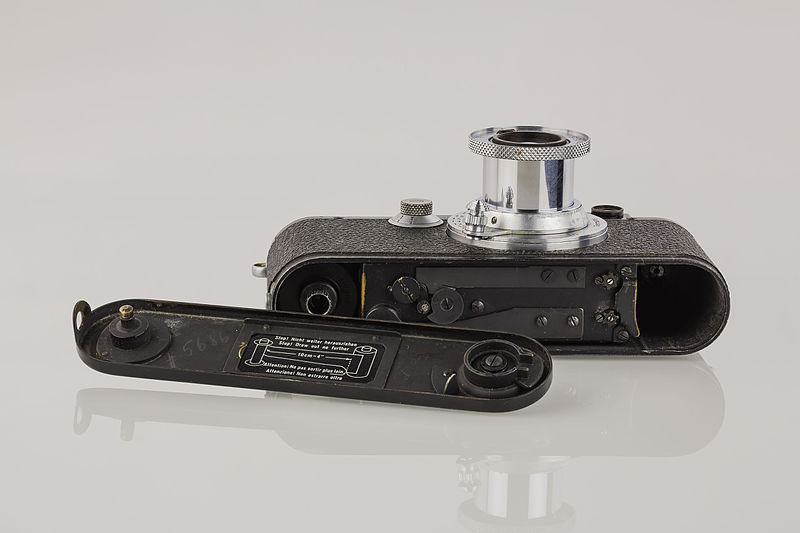 File:LEI0221 199 Leica III schwarz Umbau von Leica I - Sn. 25629 1930-M39 Bottom view mit Bodenplatte-6459 hf-Bearbeitet.jpg