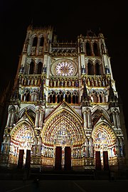 La façade de la Cathédrale Notre-Dame d'Amiens illuminée en tout couleur.JPG