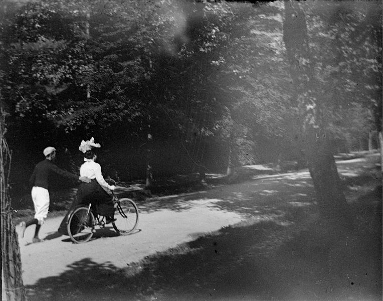 File:La leçon de bicyclette, Mlle Colomès, G. Compayre, Luchon, septembre 1895. Série A. Hanau n° 31, TRU C 30 - Fonds Trutat.jpg