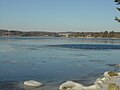 Berges gelées du lac des Settons en hiver