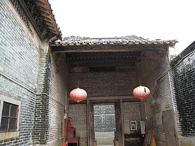 de achterkant van de hoofdingang van Laifu