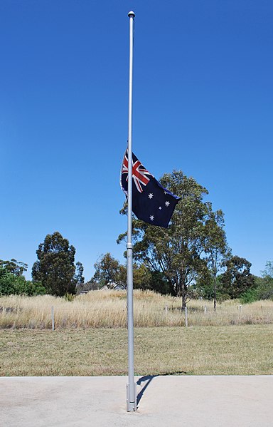 File:Lake Rowan War Memorial 005.JPG