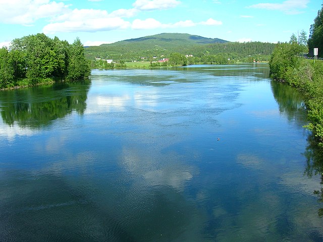 The largest rivers follow the longest inland valleys. Ranelva at the confluence with Langvassåga, Rana.