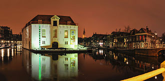 The former museum building by night Legermuseum Delft.jpg