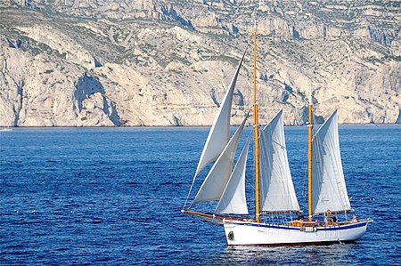 Tập_tin:Les_calanques_sous_voiles.jpg