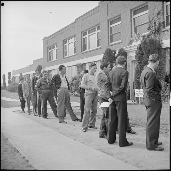 File:Los Angeles, California. Lockheed Employment. Eight o'clock in the morning, the end of the line of applicants for... - NARA - 532198.tif