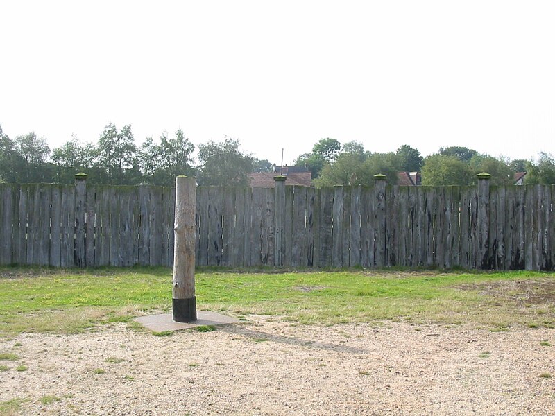 File:Lunt Roman Fort gyrus inside 360degree - source image 6.jpg