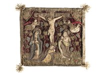 Photo d'un pièce de textile carré rouge, brodé d'une représentation de la Crucifixion