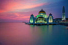 Остров мечеть. Malacca Straits Mosque. Город Мелака Малайзия. Мечеть селат Мелака. Кристальная мечеть Малайзия.