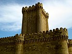 Château en pierre avec des murs et une tour