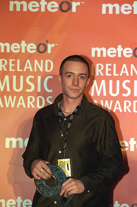 Un artiste tenant un meteor music awards