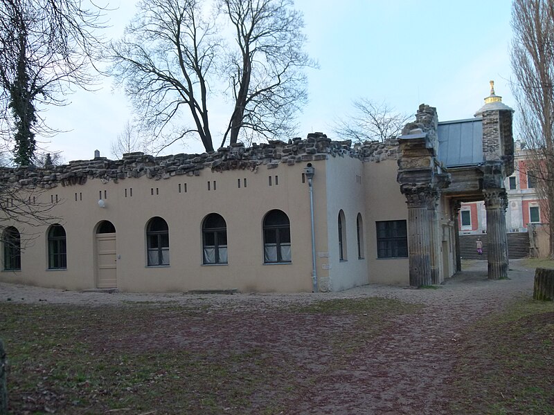 File:Marmorpalais Schlossküche.JPG