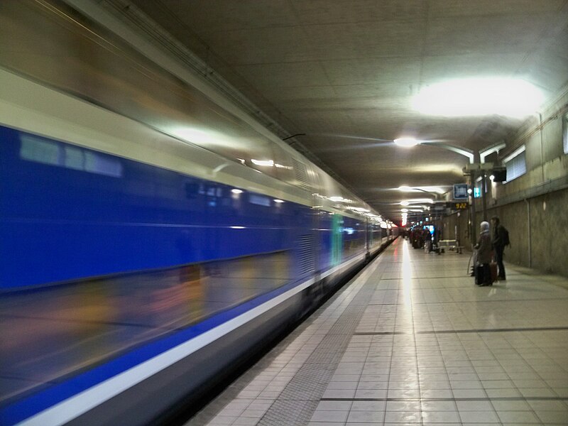 File:Massy TGV - entrée en gare.JPG