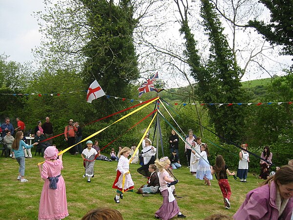 May day holiday. Праздник Maypole в Великобритании. Танцы вокруг майского дерева в Великобритании. Майское дерево Великобритания. Танец вокруг майского дерева.