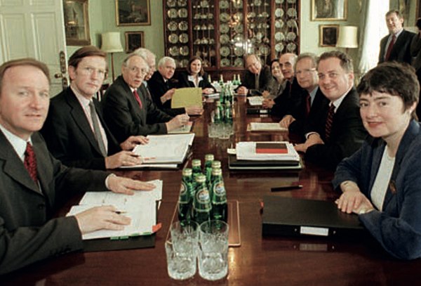 Dewar chairs the first reconvened Scottish Cabinet as First Minister