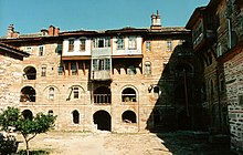 Photographie du bâtiment principal d'un monastère.