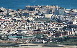 Vista aérea de la pista de aterrizaje del aeropuerto con la ciudad de Melilla al fondo.