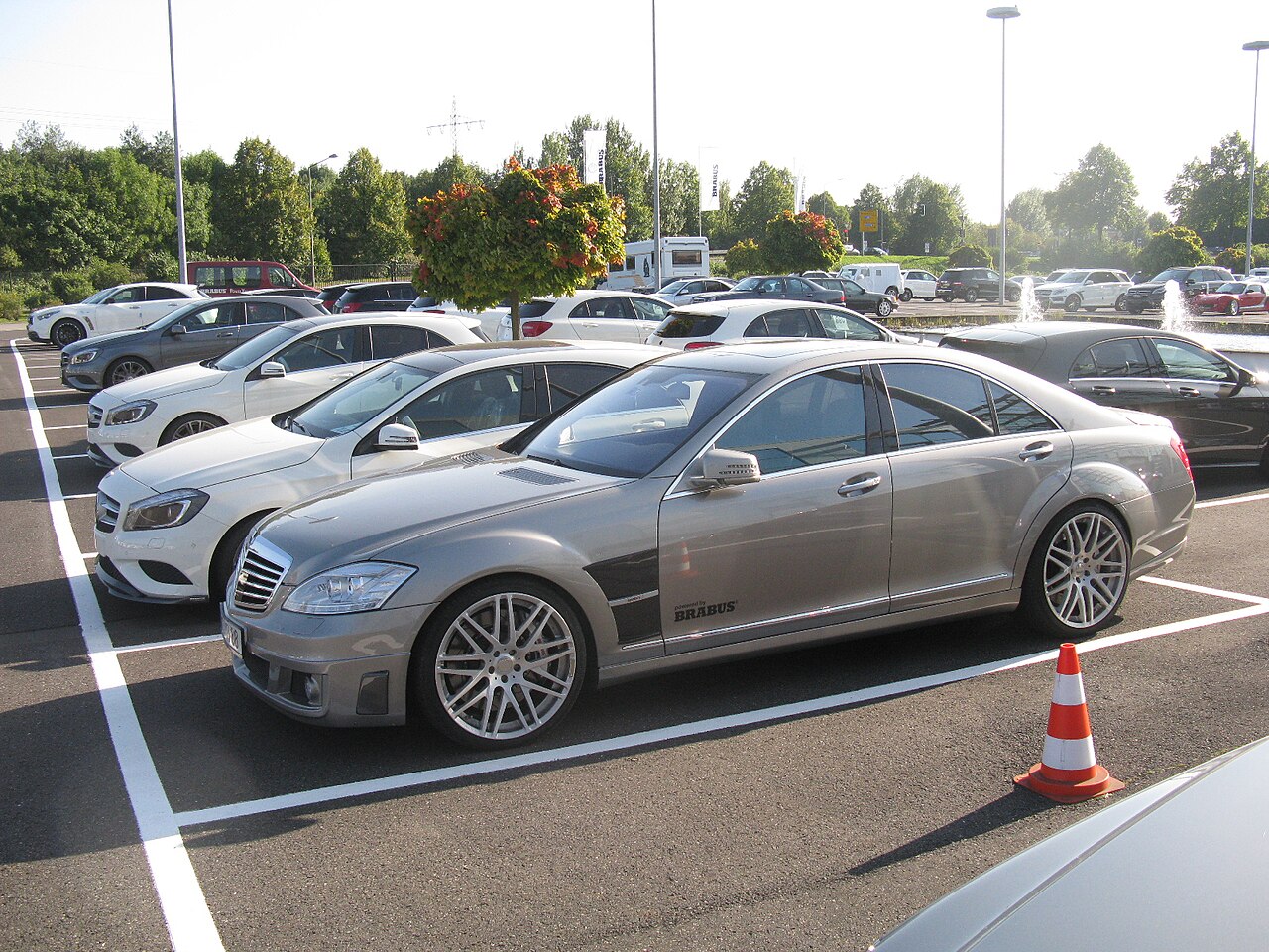 File:Mercedes-Benz S Class Brabus W221 (10118320676).jpg ...