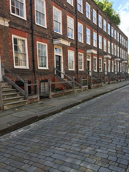 File:Minor Canons' Row, Rochester.jpg