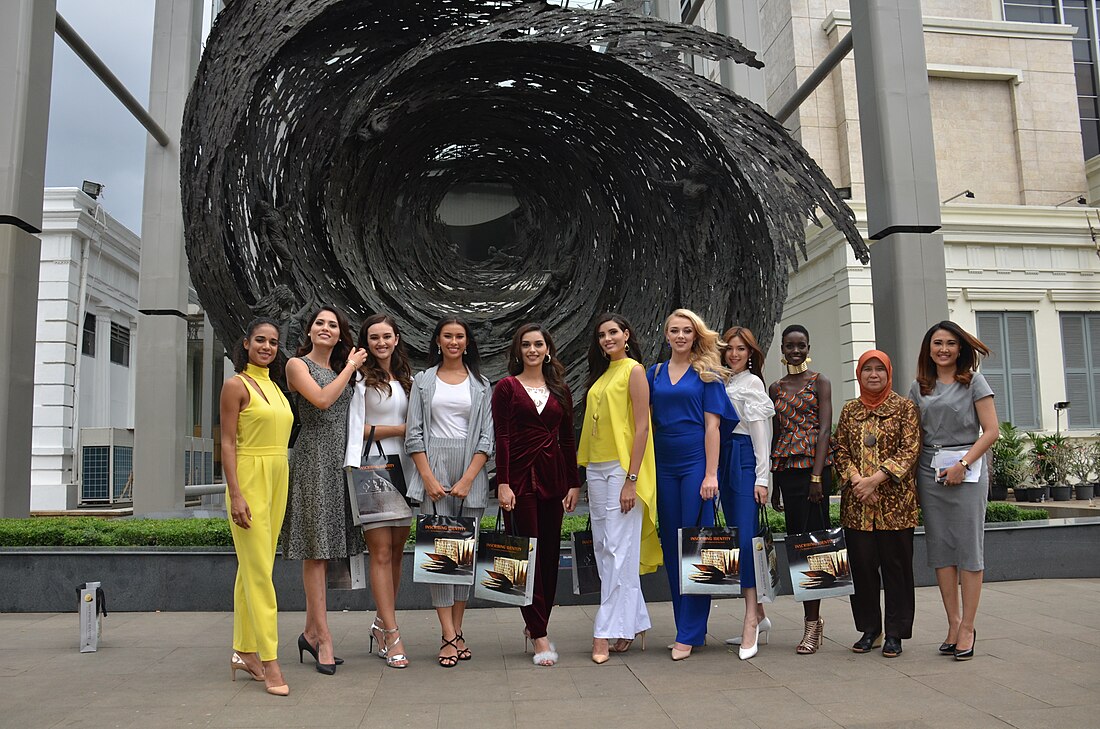 File:Miss World and Continental Queens 2017 with Miss Indonesia 2017 visited National Museum of Indonesia.jpg