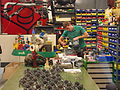 Լեգոլենդի աշխատողը այգու համար Lego-ով շինություն է կառուցում