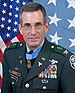 Barevný obrázek Robertsa, který měl na sobě armádní zelenou uniformu.  V pozadí je americká vlajka a vlajka Medal of Honor.